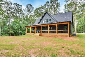 Luxurious Clarkesville Cabin w/ Decks & Fire Pit