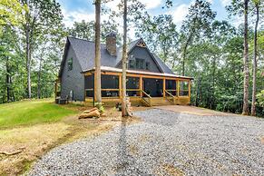 Luxurious Clarkesville Cabin w/ Decks & Fire Pit