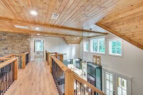 Luxurious Clarkesville Cabin w/ Decks & Fire Pit