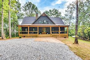 Luxurious Clarkesville Cabin w/ Decks & Fire Pit