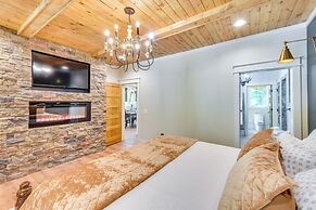 Luxurious Clarkesville Cabin w/ Decks & Fire Pit