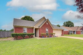 Horn Lake Home w/ Yard: 8 Mi to Graceland!