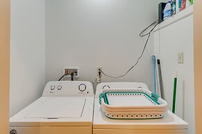 Charming Darien Hideaway w/ Porch, Near Downtown!