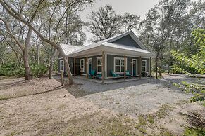 Charming Darien Hideaway w/ Porch, Near Downtown!