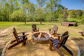 Peaceful Ellijay Home w/ Deck - Hike & Fish!