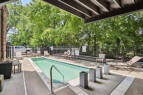 Studio w/ Pool Access: 2 Mi to Downtown Nashville!