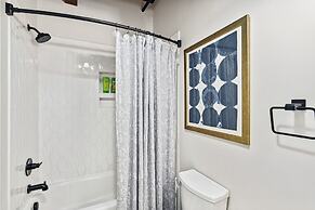 Studio w/ Pool Access: 2 Mi to Downtown Nashville!