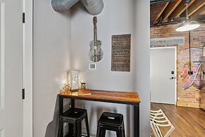 Studio w/ Pool Access: 2 Mi to Downtown Nashville!