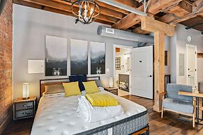 Studio w/ Pool Access: 2 Mi to Downtown Nashville!