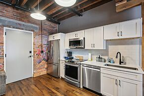 Studio w/ Pool Access: 2 Mi to Downtown Nashville!