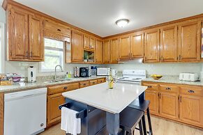 The Sunrise Cottage w/ Hot Tub, 3 Mi to Downtown