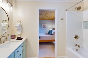 The Sunrise Cottage w/ Hot Tub, 3 Mi to Downtown