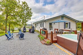 The Sunrise Cottage w/ Hot Tub, 3 Mi to Downtown