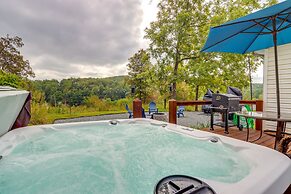 The Sunrise Cottage w/ Hot Tub, 3 Mi to Downtown