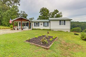 The Sunrise Cottage w/ Hot Tub, 3 Mi to Downtown