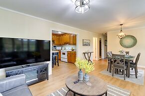 The Sunrise Cottage w/ Hot Tub, 3 Mi to Downtown