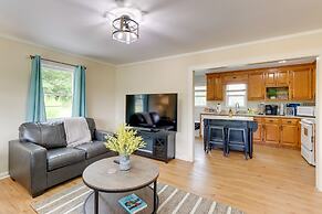 The Sunrise Cottage w/ Hot Tub, 3 Mi to Downtown