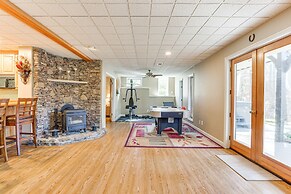 Peaceful Lawrenceville Cabin w/ Hot Tub on 6 Acres