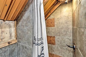 Cozy Creekside Mountain Escape w/ Hot Tub!
