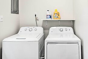 Bright Hinesville Home, 43 Mi to Savannah!