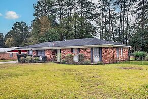 Bright Hinesville Home, 43 Mi to Savannah!