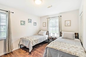 Bright Hinesville Home, 43 Mi to Savannah!