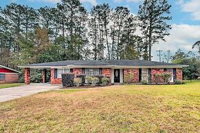 Bright Hinesville Home, 43 Mi to Savannah!