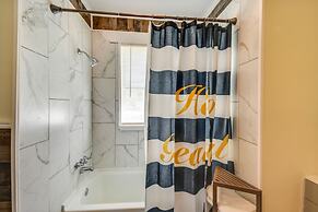 Charming Newport News Cottage < 1 Mi to Ocean!