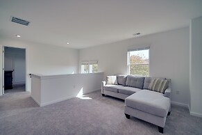 Modern Canton Home: 10 Mi to Lake Allatoona!