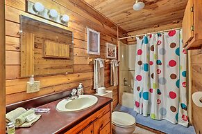Idyllic Blue Ridge Cabin ~ 1 Mi to Downtown!