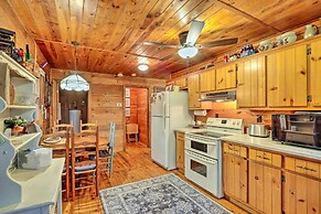 Idyllic Blue Ridge Cabin ~ 1 Mi to Downtown!