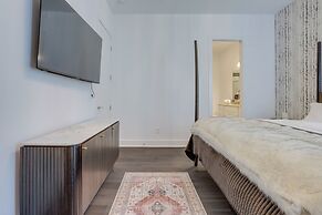 Modern & Luxe Lake Arrowhead Villa Near Marina!