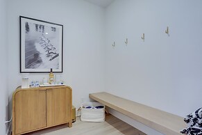 Modern & Luxe Lake Arrowhead Villa Near Marina!