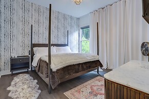 Modern & Luxe Lake Arrowhead Villa Near Marina!