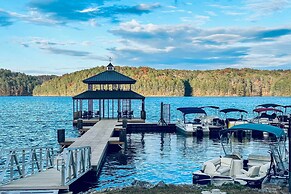 Modern & Luxe Lake Arrowhead Villa Near Marina!