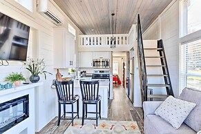 Tiny Home Retreat w/ Fire Pit ~ 3 Mi to Lake!