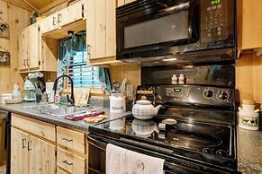 Quaint Cabin w/ Pool + Lake Access, 7 Mi to Helen!