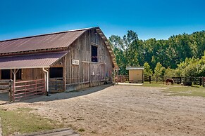Quaint Cabin w/ Pool + Lake Access, 7 Mi to Helen!