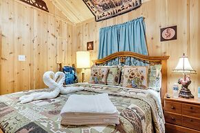 Quaint Cabin w/ Pool + Lake Access, 7 Mi to Helen!