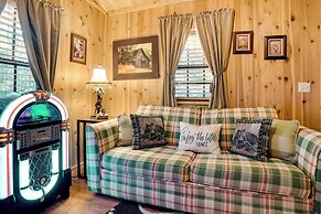 Quaint Cabin w/ Pool + Lake Access, 7 Mi to Helen!