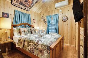 Quaint Cabin w/ Pool + Lake Access, 7 Mi to Helen!