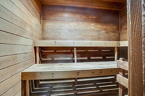 Quaint Cabin w/ Pool + Lake Access, 7 Mi to Helen!