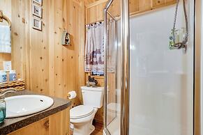 Quaint Cabin w/ Pool + Lake Access, 7 Mi to Helen!