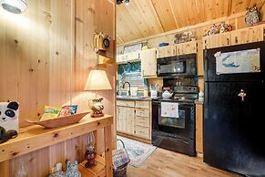 Quaint Cabin w/ Pool + Lake Access, 7 Mi to Helen!