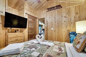 Quaint Cabin w/ Pool + Lake Access, 7 Mi to Helen!