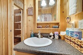 Quaint Cabin w/ Pool + Lake Access, 7 Mi to Helen!