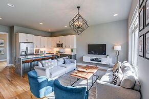 Nashville Townhome w/ Rooftop Balcony & Game Room!