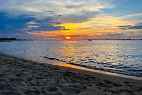 Inviting Norfolk Family Retreat: 1 Block to Beach!