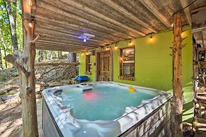 'the Treehouse Cabin' Creekside Home w/ Hot Tub!