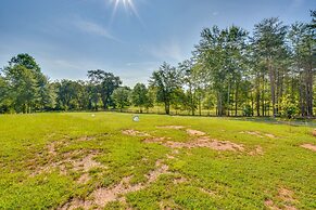 Cozy Clarkesville Getaway w/ Fire Pit!